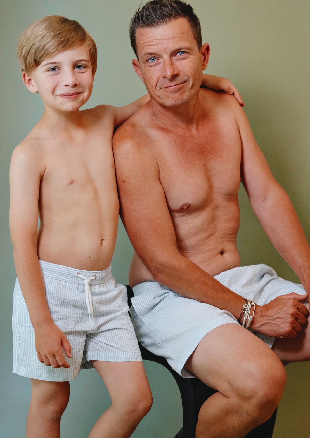 un ensemble père et fils de maillots de bain bleu pour la plage l'été