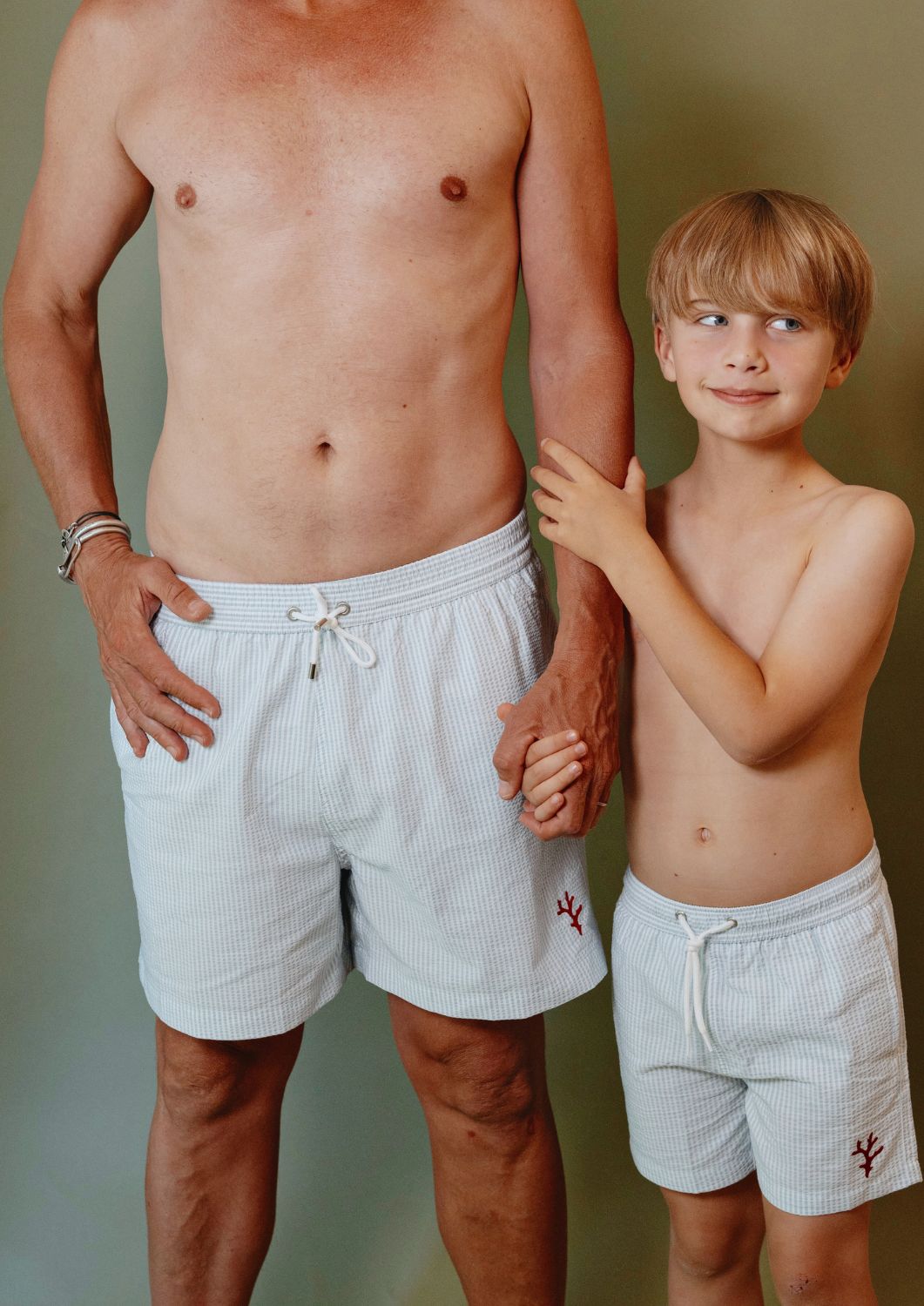 deux maillots de bain pour un enfant et son papa à rayures bleues