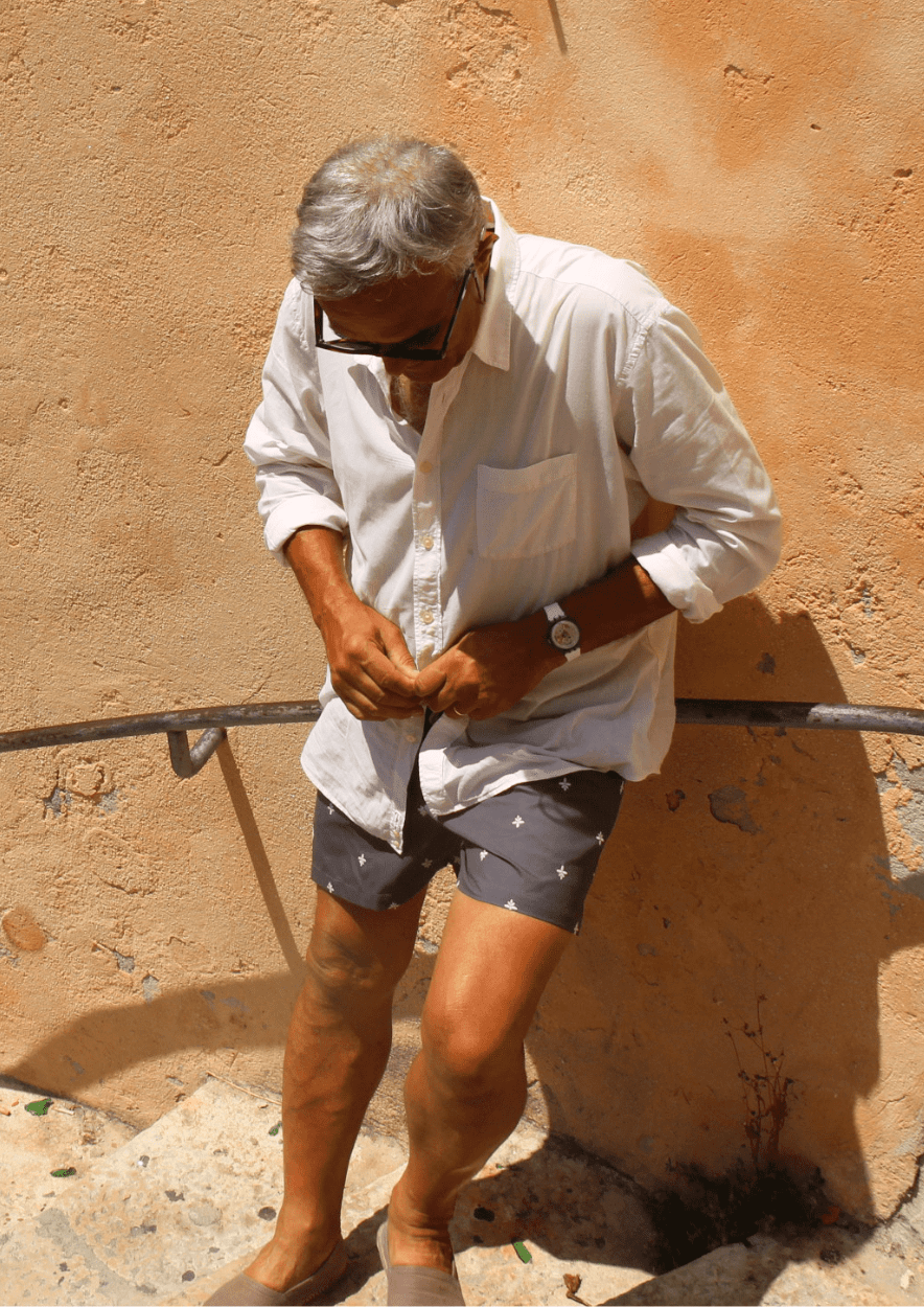 short de bain homme gris recyclé porté par un homme mature avec une chemise en linclaire