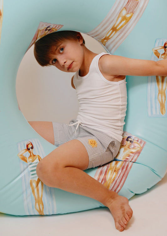 un short de bain à rayures éco-responsable pour enfant