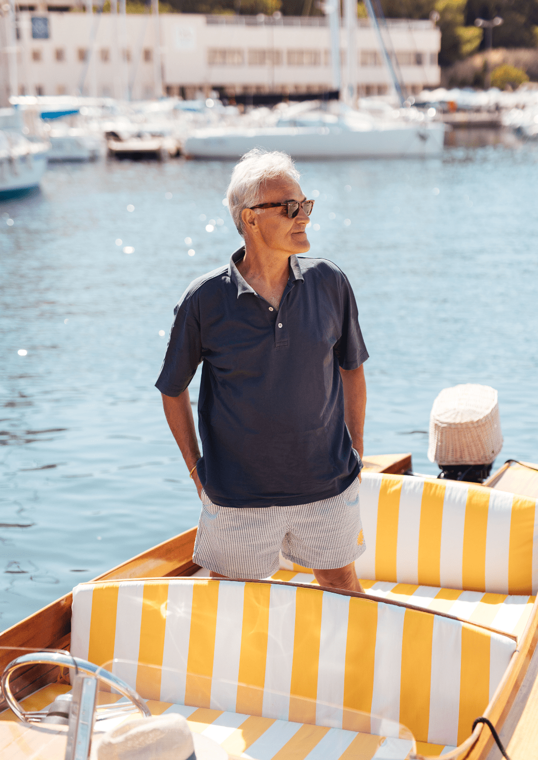 homem mature porte un short de plage léger et respirant bleu rayé blanc